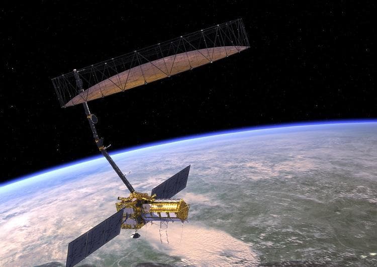 epresentação artística de um satélite de observação da Terra e monitoramento climático em órbita, com grandes painéis solares e uma antena estendida. O satélite está posicionado contra o fundo preto do espaço, com a curvatura da Terra e a atmosfera visíveis abaixo, destacando nuvens e o azul do planeta.